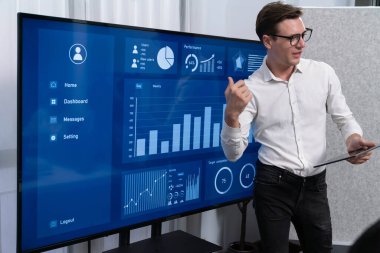 Ofiste sunum ya da analist ekibiyle toplantı odasında mali verileri analiz etmek için BI Fintech 'i kullanmak. İş adamları stratejik planlama için TV ekranında BI gösterge panelini inceliyor.