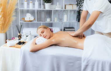 Kafkasyalı kadın müşteri stres önleyici spa masajının keyfini çıkarıyor ve lüks otel ya da oteldeki gündüz açık ortam güzellik salonunda güzellik teniyle eğleniyor. Sessiz.