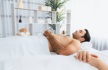 Kafkas çift müşterisi stres önleyici spa masajının keyfini çıkarıyor ve lüks otel veya oteldeki gündüz açık hava ortamında güzellik teniyle eğleniyor. Sessiz.