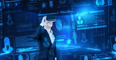 VR gözlüklerini kullanarak global ağa bağlanan zeki bir iş adamı. Proje yöneticisi, iş verilerini analiz ederek ve finansal tabloyu göstererek büyük verilere erişiyor. Yaratıcılık.