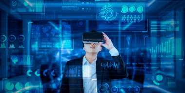 VR gözlüklü proje yöneticisi mali tabloya bakıyor ve ofiste mavi ışık parlıyor. Yetenekli iş adamı artırılmış gerçeklikten elde edilen verileri kullanarak pazarlama stratejisini kontrol edip planlıyor. Yaratıcılık.