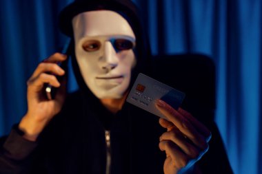 Kredi kartı sahibini arayıp gizli bilgilerle tehdit etmek için beyaz suçlu maskesi. Tüm veritabanları, güvenlik ihlali yapmaya çalışarak şifre şifreleme yapmak için. Bireysel.