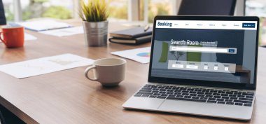 Çevrimiçi otel konaklama rezervasyon sitesi mod rezervasyon sistemi sağlar. Seyahat teknolojisi kavramı .