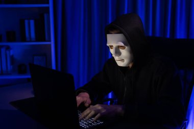 Beyaz suçlu anonim maskesi kodlama şifrelemesi yüklüyor. Programlama ile güvensiz mahremiyet sağlamaya çalışıyor. Bilgisayardan fidye için büyük bir veritabanı almaya çalışıyor. Bireysel.