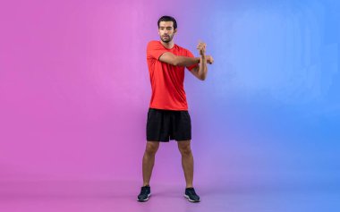 Vücut uzunluğunun tamamı atletik ve sportif genç bir adam tarafından izole edilmiş arka planda egzersiz öncesi duruş için ısınma ve esneme hareketleri ile çekilir. Sağlıklı aktif ve vücut bakımı yaşam tarzı.