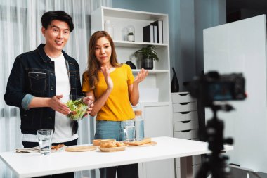 Yemek pişirme programı, karışık salata yapan iki şef etkileyiciyle canlı yayında, tüm malzemeler, kamera tarafından sunulan çörek ekmeğiyle sunulan kolay menü için iyi bir zevke sahip. İnfobahn.