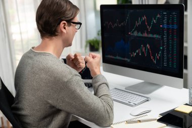 Gündelik servetteki akıllı tüccar modern ofisteki bilgisayar ve tablet ekranında dinamik artırılmış hisse senedi grafiğinin en yüksek kar değerini yükselterek başarılı oldu. Bireysel.