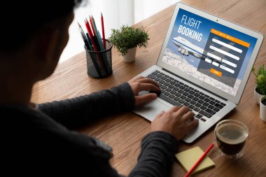 Online uçuş rezervasyon sitesi mod rezervasyon sistemi sağlar. Seyahat teknolojisi kavramı .