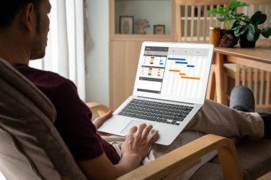 Ekip projesinin zaman çizelgesini gösteren bilgisayar ekranında, modern iş projesi yönetimi için proje planlama yazılımı