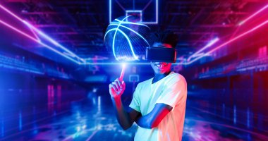 Profesyonel basketbol oyuncusu spor sahasında dikilirken basketbol topunu çeviriyor. Çekici sporcu ve sporcu basketbol becerisi ve artırılmış gerçeklik teknolojisi kullanıyor. Yaratıcılık.