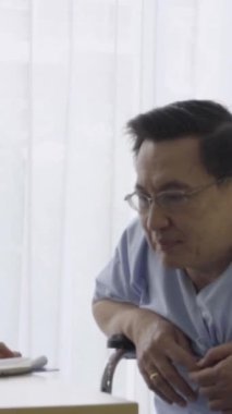 Doktor ya da hekim, hastanedeki ya da klinikteki hasta ile ilgilenir. Mutlu hasta doktoru ziyaret eder ve hastalığın tedavisi hakkında konuşur. Tıbbi sağlık ve doktor hizmeti kavramı.