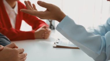 Çift, kısmen hamilelik planlaması için hastanede jinekologla doğum danışmanlığına gidiyor. Karı ve koca doktor randevusu boyunca dikkatle dinlerler. Ağır çekim. Katı.