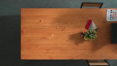 Logo tasarımı hakkında konuşurken ekibin toplantıya katılması zaman aşımına uğradı. Yetenekli iş adamlarının ana tema renkleri projesini tartışarak ve konuşarak birlikte çalışmalarına tepeden tırnağa bakış açısı. Sempozyum.