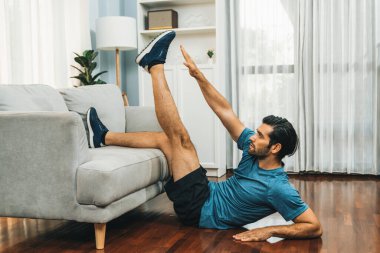 Atletik vücut ve aktif sporcu, sağlıklı vücut çalışma yaşam tarzı konsepti olarak neşeli ev egzersizlerinde kas kazanma egzersizi yapmak için mobilyaları kullanıyor..
