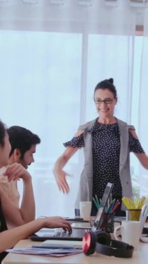 Başarılı iş adamları grup halinde ofiste proje başarısını kutluyorlar. Takım kazananı ve işbirliği başarı konsepti.