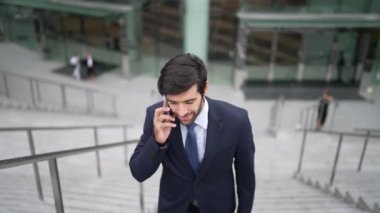 Kafkasyalı yetenekli bir proje yöneticisi. Bulanık geçmişiyle şehirde yürürken telefonla konuşuyor. Akıllı telefon kullanan yetenekli bir işadamı bulanık geçmişi olan bir proje yöneticisiyle konuşuyor. Sevinçli..