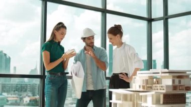 Yetenekli mimar takımı not alırken projeyi tartışıyor. Mühendis paylaşımı, beyin fırtınası, gökdelendeki inşaatı düşünmek, pencere kenarında dururken şehir manzarası. İzleme