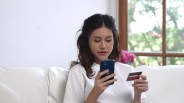 Kadın alışverişi ya da internet pazarında online ödeme modern yaşam tarzı için satılık eşyalar arıyor ve canlı siber güvenlik yazılımı tarafından korunan cüzdandan çevrimiçi ödeme için kredi kartı kullanıyor