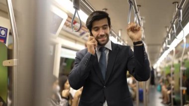 Kafkasyalı profesyonel proje yöneticisi trende bulanık bir geçmişle beklerken saate bakıyor. Profesyonel bir iş adamı, etrafı insanlarla çevrili bir yatırımcı için yöneticiyi arıyor. Sevinçli..