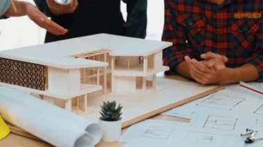 Mimari ekipman incelemesi kullanarak yavaş çekim ev tasarımcısı ve müşteri veya müşteriyle birlikte mimari ev modeli tasarım örneklerini ölçer. Filizlenen