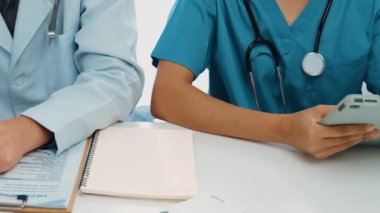 Hastane masasında birlikte çalışan ve tıbbi tedavi ya da sağlık hizmeti planlayan profesyonel bir grup. Takım çalışması başarılı hastalıklara ve hastalıklara yol açar. Ağır çekim. Katı.