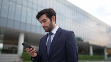 Bulanık bir geçmişle şehir merkezinde yürürken telefon eden yetenekli Kafkas proje yöneticisi. Profesyonel işadamı buluşma yerine giderken saati kontrol ediyor. Yoğun saatler. Sevinçli..