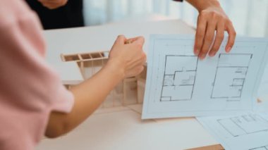 Müşteri denetimi ile yavaş çekim iç mimar taslağı hazırlamak ve ev dekorasyonunu müşteri talebine göre düzenlemek. Mimari müşteri hizmetleri. Filizlenen