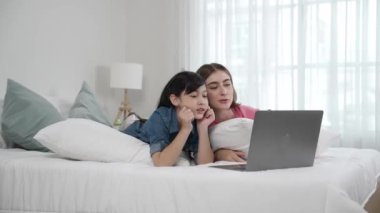 Çekici bir kız ve beyaz bir anne dizüstü bilgisayarda film izlerken kötü bir şekilde yatıyorlar. Mutlu aile yatmadan önce birlikte vakit geçirir. Ebeveyn ve tatlı kız birlikte oyun oynamaktan hoşlanırlar Pedagoji.