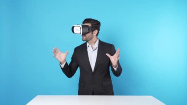 Yaratıcı fikri sunarken ve paylaşırken finansal verileri kontrol eden akıllı proje yöneticisi. Kafkas işadamı pazarlama stratejisini açıklarken VR teknolojisini kullanarak rapora erişiyor. Aygıt.