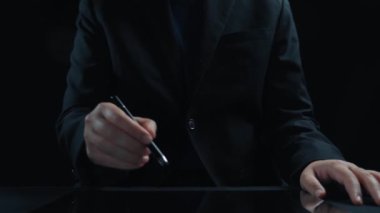 İş adamı sonsuz olasılıkları ve sonsuzluğun özünü benimser, fırsatları keşfetmek için ilham verir. Sonsuzluğun ve olasılıkların birleştiği bir dünyaya dalın ve potansiyel UUID 'yi keşfedin.