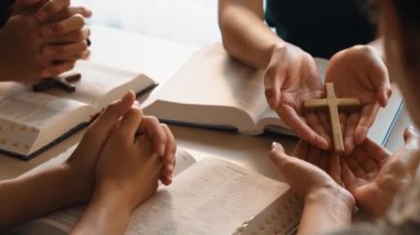 Hristiyan katolik takipçilerle dinsel bağlılık ve maneviyat duygusu doludur. Ağır çekimde Hıristiyan insanlar birlikte dua ederken el ele tutuşup grup duası yapıyorlar. Filizlenen