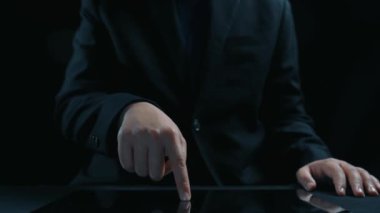 İş adamı siber güvenliğin özünü keşfeder. Siber koruma yöntemlerini, tehditleri derinlemesine araştır ve siber güvenlik duruşunu güçlendir. Siber güvenlik çağında UUID 'de gezinmek için gerekli