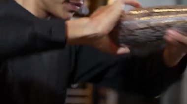 Kapalı Asyalı barmenin sallaması, tüm içecekleri karıştırdı alkol ve şurup tadı ile karıştırıcı sunumu, lüks gece klübünde gece hayatı karışımı sergileniyor. Vinosity.