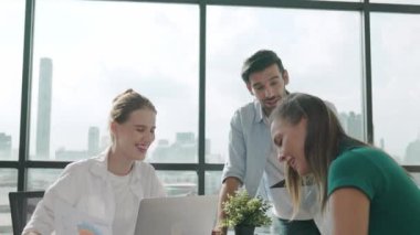 Profesyonel iş adamı akıllı yatırımcılara finansal grafiğini sundu. İşletme ekibinin birlikte çalışması, beyin fırtınası yapması, fikir paylaşması...