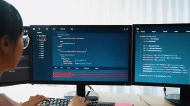 Yavaş çekim arkası yazılım geliştirici mühendisi bilgisayar programlama için birlikte çalışarak hata ayıklama kodunu çözüyor, ofiste monitörde karmaşık algoritmaları çözüyor. Filizlenen