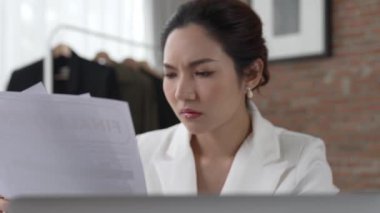 Borç faturası tebligatına bakan stresli iş kadını, kötü mali ve mortgage yönetiminden kaynaklanan aşırı borç, harcamalar ve ekonomik kriz nedeniyle iflasın eşiğinde. Canlılık