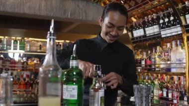 Asyalı barmenin karışık kokteyl likörünü likör karışımına katması, özel reklamı yaratıcı, canlandırıcı, bar lüksünde canlandırıcı bir vitrin haline getiriyor. Vinosity.