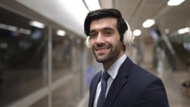 Akıllı bir iş adamı tren istasyonunda kulaklık takarken telefon eder. Profesyonel yönetici, tren ya da metro beklerken pazarlama stratejisi hakkında meslektaşıyla konuşuyor. Sevinçli..