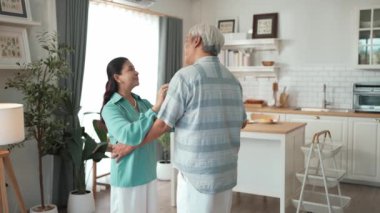 Mutlu dedem ve büyükannem evde el ele tutuşup dans ediyorlar. Sevimli son sınıf çifti, mutfağa destek olurken müzik eşliğinde vakit geçiriyorlar. Myrmidon.