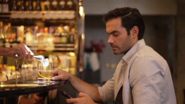 Akıllı adam, Cuma gecesi barda içki hazırlayan barmenle akıllı telefondan muhabbet ederken ya da eski moda arkadaşlarıyla kokteyl içerken. Vinosity.