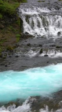 Brekkuskogur, İzlanda 'daki Bruarfoss şelalesinin manzarası. Bruarfoss Şelalesi, İzlanda Altın Daire 'sini ziyaret eden turistleri çeken ünlü bir şelaledir..