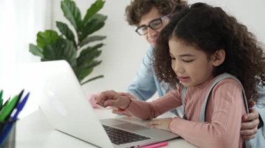 Beyaz bir baba çekici kızına kodlama mühendisliğini öğretirken Amerikalı liseli kız dizüstü bilgisayar ve programlama sistemine odaklanıyor. Pedagoji ve ai üretiyor. Pedagoji.