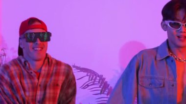 Break dansçı takımının modern stüdyoda pembe ışıkla dans etmesini kapatın. Çok kültürlü insanlar moda kıyafetleri giyerek hip hop müziğine geçiyorlar. Çılgın, komik bir ruh hali. Mutluluk.