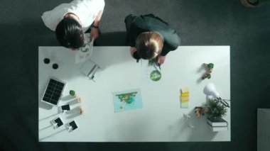 Zeki iş adamı ve yöneticinin temiz enerji yatırımından bahsetmesi zaman kaybı. Birlikte çalışan iş adamlarının hava görüşü yenilenebilir enerji kullanmayı planlıyor. ESG modern geliştirme. Hizalama.