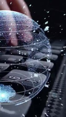 Bilgisayar üzerinde çalışan ve matematiksel kodlama modernizasyonu grafiği olan bir adam konsept bilgisayar yazılım geliştirme ve programlama bilimini gösteriyor .