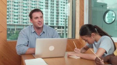 Kafkas öğretmeni ve çeşitli öğrenci değişim fikirleri ile masada kağıt ile otururken mutlu. Öğrenci not alırken ya da fikir yazarken bilgi toplamak için dizüstü bilgisayar kullanan yetenekli bir eğitmen. Öğretim