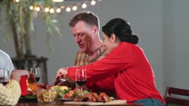 Yaşlı çift tatilini bahçede kutluyor. Emeklilik yaşlıları yemek yiyor. Rahatlamak, lezzetli yemekler yemek ve aile bağımızı güçlendirmek için dışarıda kamp yapmak. Uyumsuzluk.