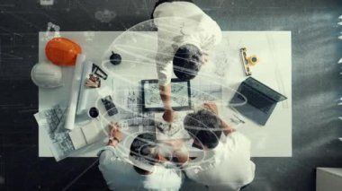 Yetenekli mimar mühendisinin birlikte çalışmasının ve anlaşma yaparken el sıkışmasının en iyi görüşü. Proje yöneticisinin hava görüntüsü konuşuyor ve tasarımı açıklıyor. Hizalama.