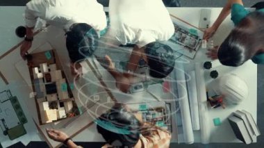 Yetenekli mimar mühendisinin birlikte çalışmasının ve anlaşma yaparken el sıkışmasının en iyi görüşü. Proje yöneticisinin hava görüntüsü konuşuyor ve tasarımı açıklıyor. Hizalama.