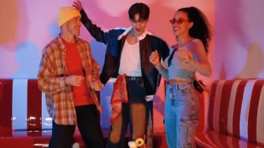 Çeşitli sokak dansçıları hippi modası giyerken partilerde neon ışıkla şehir pop müziğine taşınıyor. Çekici hipster kameraya bakarken dans eder ya da pratik yapar. Mutluluk.
